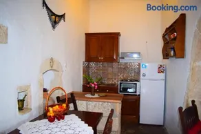 Anna's Stone House - Image 4