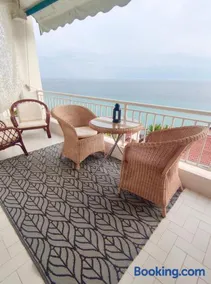 Cozy Seaview Apartment - Image 3