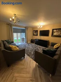 Wrexham Retreat Villa 4 bedrooms, 3 Bath - Image 4