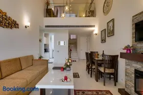 Cozy 2BHK Apartment with highspeed WiFi and private kitchen near Golf Course Road, Gurgaon - Image 3