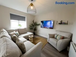 Luxury 2-Bedroom Apartment Overlooking the Beach with Private Balcony - Image 1