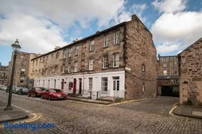 RIGH Properties - Luxury West End Artisan Apartment - Image 4