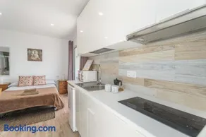 Céntrico Ático con Terraza Privada - Image 3