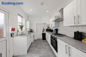Stylish and Cosy 3Bd- WiFi- Long Stay Ready - Image 2