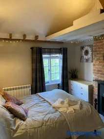 Pieman's Cottage - Pulborough, West Sussex Cottage - sunny courtyard - Image 3
