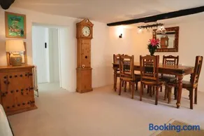 Beautiful Character 5 Bedroom Dorset Thatched Cottage - Great Location - Garden - Parking - Fast WiFi - Smart TV - Newly decorated - sleeps up to 10! Only 18 mins drive to Sandbanks Beach! Close to Bournemouth & Poole - Image 4