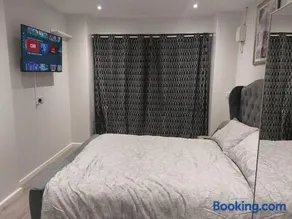 Serene and Cosy Private Studio - Image 3