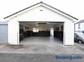 Gethin Lodge cosy Holiday cottage Near BPW with secure double garage with cctv sleeps up to 6 guests - Image 1