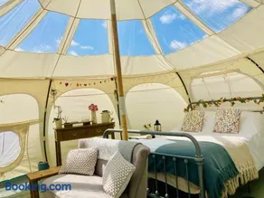 Luxury Stargazing Glamping - Seren Hardd with Hot Tub - Image 5