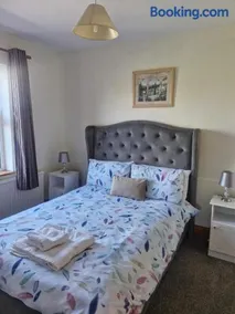 Lakeside cottage - Image 2