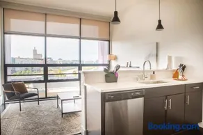 Modern Studio Apt with Rooftop, Gym, and Parking - Image 5