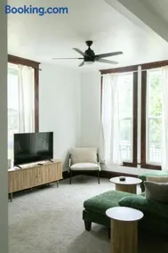 Charming Spacious 3BR Pet-Friendly Retreat - Image 1