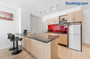Convenient East Perth Stay with Free Parking - Image 4