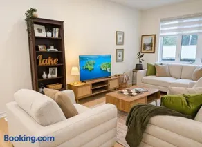 Bobcaygeon Bungalow, Near Lake, Sleeps 8 - Image 2