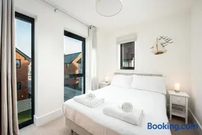 Lakeside property with spa access on a nature reserve Grays Cottage WI24 - Image 3