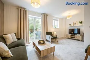 Modern Comfort 2 Bedrooms with parking - Image 4