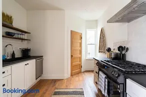 Stay Portland - 3BR - Sleeps 6 - Steps to NW 23rd - Fast WiFi - Image 2