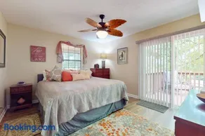 Charming Dog Friendly Home Sleeps 6 Deck Grill - Image 2