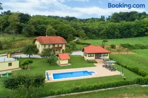 Ruralna kuca 'Villa Zagorka' za odmor sa bazenom i bočalištem - Image 1