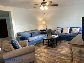 Tucked Away Newly Renovated 4 Bedroom 2 Bath Sleeps 12 - Image 4