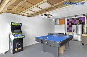 Garden Suite Two Bedroom with Hot Tub Sauna Outdoor kitchen and Game Room - Image 4