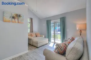 Beach Lovin/sleeps 10/2 blocks to beach/pets ok - Image 3