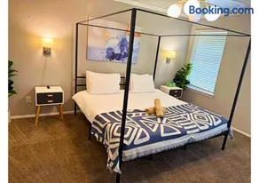 Pet Friendly - Q2 & Domain - King Bed - Pool Table - Image 1