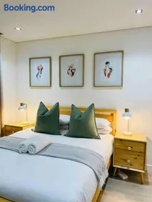 Stylish Bree Street Apartment - The Perfect Urban Getaway - Image 5
