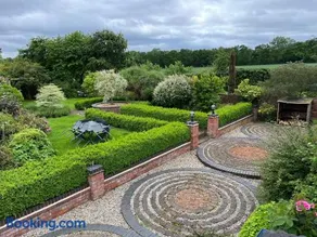 Beautiful 3 Bedroom Cottage - Picturesque Retreat - Image 3