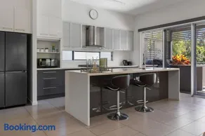 Stylish 4BR Home with BBQ and Media Room in Mt Ommaney - Image 5
