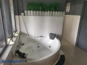 Private Sauna, Gym, Studio and SofaBed - Image 4