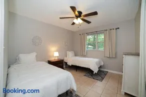 Charming Cottage With Pool Table 15 Min From WEC - Image 2