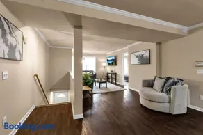 Spacious 3 bed 3 bath apartment near airport UB - Image 1