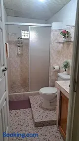 Habitación indpte para 3 personas con baño privado y patio - Image 4