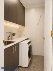 Spacious 5 Bedroom Home in Bankstown - Image 3
