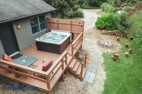 King Bed Private Hot Tub Relaxing 12-Acre Hideaway - Image 4