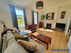 Sunny Apartment with a 10 minute walk to the Sea. - Image 1