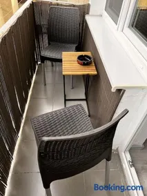 Bright and Comfy Apartment with Free Parking - Image 3