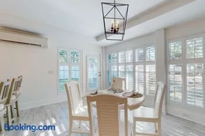 Dog-friendly, 8 minutes to beach with shared pool, covered patio, & big backyard - Image 3