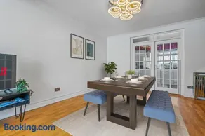 Perivale Grand 6-Bedroom Retreat - Pool Table - Image 4
