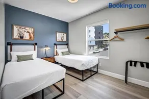 Two Bedroom - King in Master. Heart of Downtown Vista - Image 2