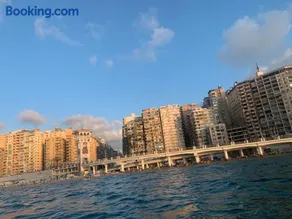 Sea view flat for FAMILY ONLY in Miami - Image 2