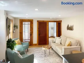 Cozy 3 Bedroom Getaway with Hot Tub - Image 3
