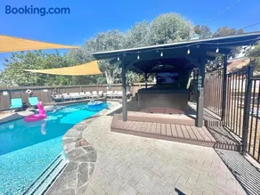 Half ACRE Lux Pool SPA with FIREPIT ARCADE Grill Sleeps 40 - Image 2