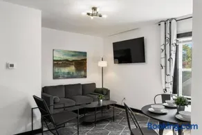 Cozy 1BR Center City Retreat with Free Parking - Image 3