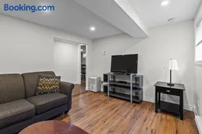 Stylish 2BR WiFi Parking MUN Walk - Image 1
