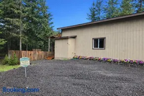 Cozy Retreat with Fire Pit, Deck, BBQ, Right Off I-5 - Image 3