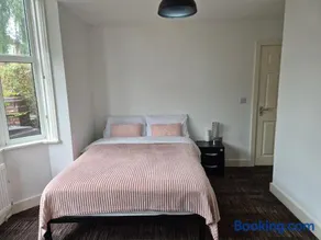 The Hyde House - En Suite Rooms - Image 3