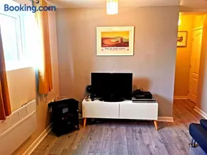 Sunflower Apartment, stylish dog-friendly two bedroom apartment near Tenby with outdoor space - Image 5
