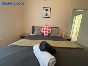 Family Hot Tub Retreat with pool table and garden - Image 2